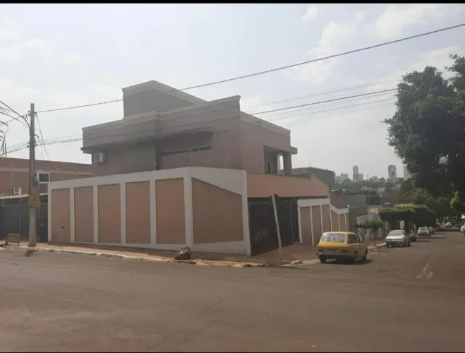  ALUGA-SE OU VENDO, 2 lindos sobrados na área central 