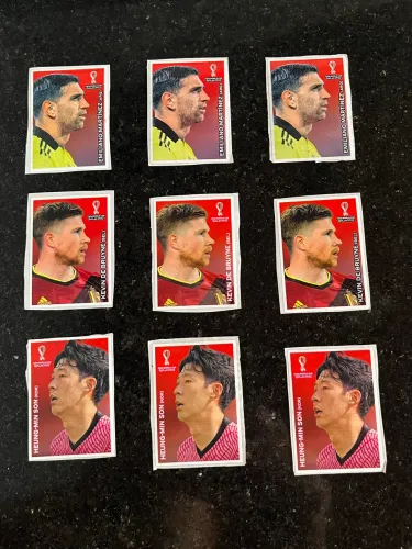 Figurinha da Coca Cola Copa 2022 lê a descrição 