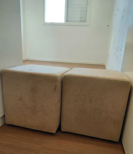 Puffs quadrados em Suede