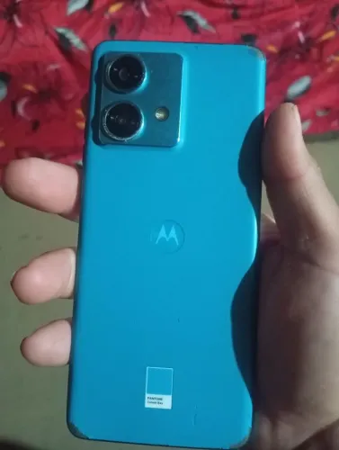 Vendo esse Edge 40 neo, um celular ótimo para jogos, com a tela curvada
