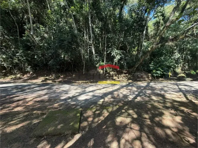Terreno à venda com 1.271 m² no condomínio Alpes da Cantareira