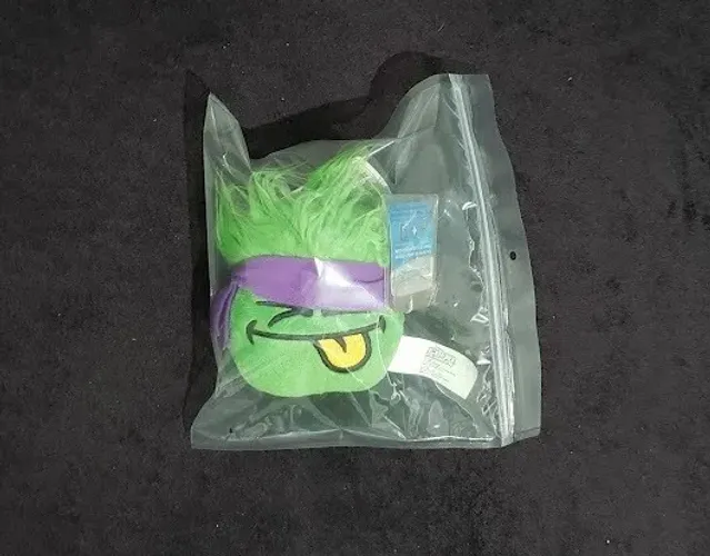 Club Penguin Puffle Verde com bandana roxa - Novo com Etiqueta e Moeda