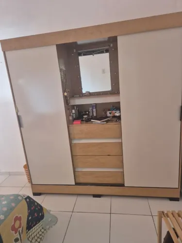 Guarda-Roupa Casal com Espelho e Portas de Correr | Excelente Estado