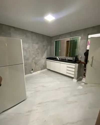 Instalação de piso vinílico laminado carpete de grama sintética e rodapé