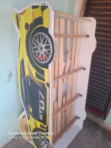 Vendo uma cama de carro,com o colchão.