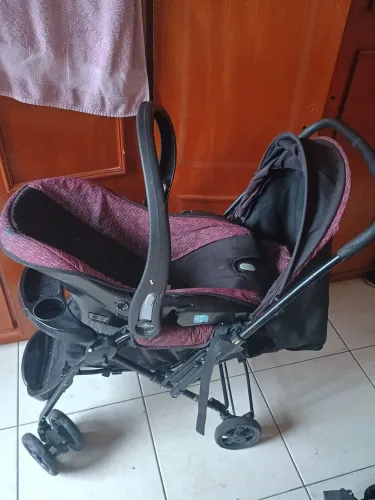 Carrinho de bebê e bebê conforto 
