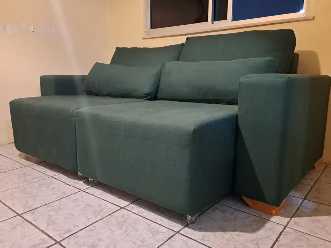 Vendo sofá retrátil, 2m de largura, seminovo (1 ano de uso) por mil reais.