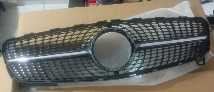 GRADE ?DIAMANTE? MERCEDES CLASSE A A200 2018 W176 (ORIGINAL) - PRETA