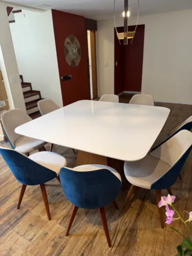 Vende-se excelente mesa de jantar para seus momentos inesquecíveis em família .
