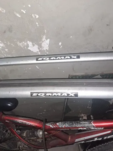 Rack de teto para carro em ótimo estado