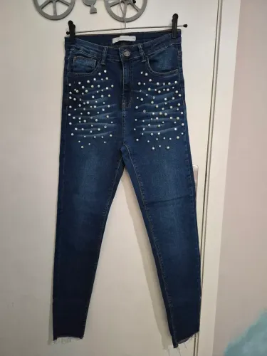 Calça skinny jeans com pérolas tam 38