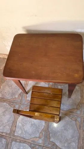 Mesa com cadeira de madeira infantil