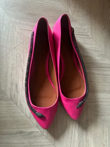 Sapatilha rosa  marca Schutz com detalhe e