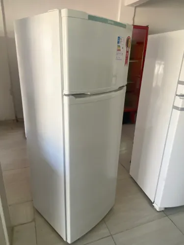 Geladeira funcionando perfeitamente com garantia