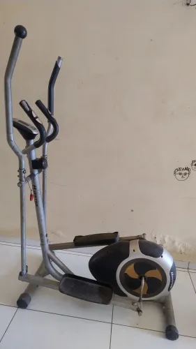 Elíptico para exercícios físicos 