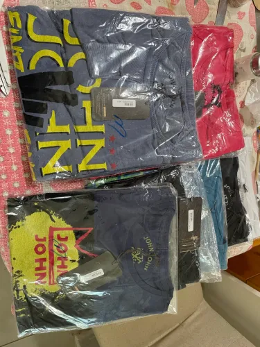 Kit camisetas e moletons
