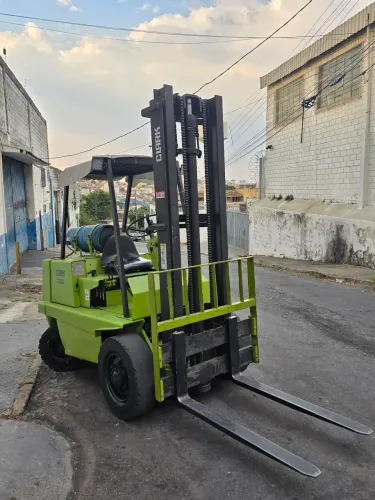 Empilhadeira clark C300 