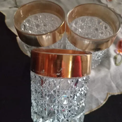Copos para whisky com detalhes e bordas douradas 