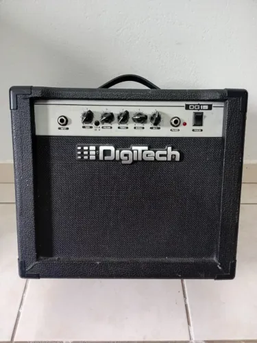 Caixa amplificada para guitarra c/ distorção.