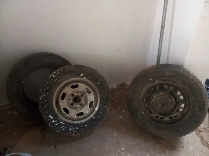 Vende se roda de carro 