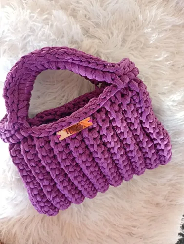 Bolsa de crochê roxa