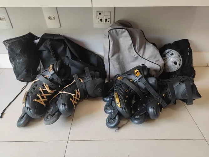 VENDO 2 PATINS OXER DARKNESS GOLD + 2 KITS COMPLETOS DE PROTEÇÃO + 2 CAPACETES 