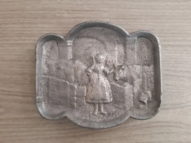 Cinzeiro Antigo em Metal