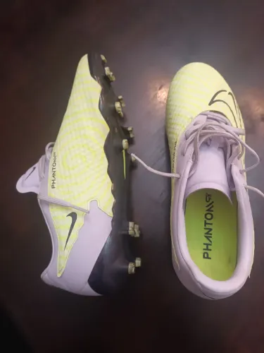 Chuteira Nike Phantom num. 39.