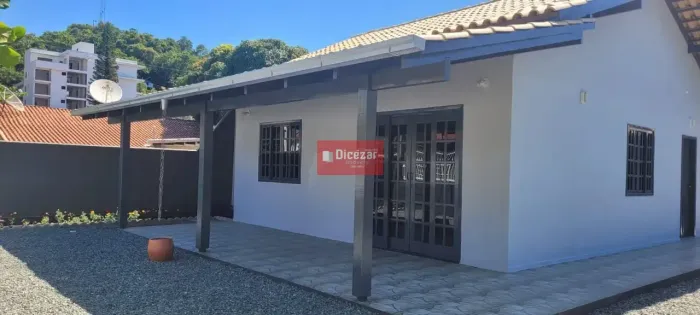 Casa com amplo terreno e espaço para toda a família, Uma suíte + dois dormitórios, a apena