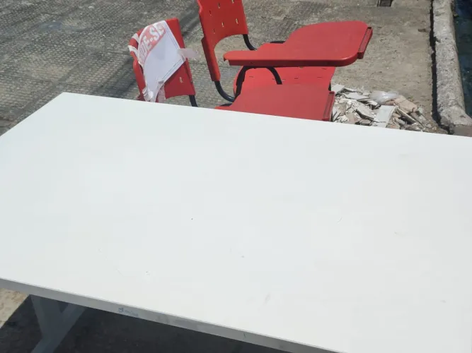 Cadeiras e birô escolar na promoção