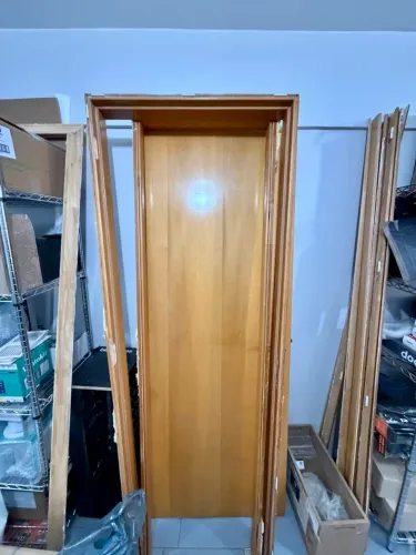 Porta, portal, alizar, dobradiça e fechadura. Porta completa