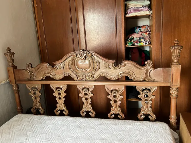 Cama Queen em Cerejeira Entalhada - Madeira Maciça em Cerejeira, Clássica e Imponente