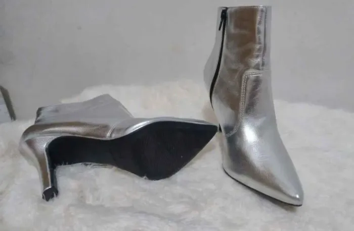Bota prata salto e bico fino 