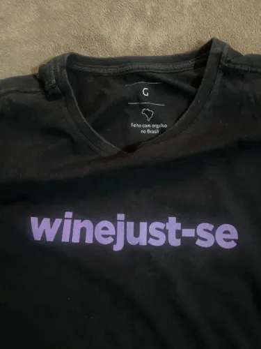 Blusas Reserva (menos a vermelha) sobre vinho!
