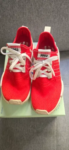 Tênis adidas Originals NMD_R1 Boost Vermelho/Branco. Modelo lifestyle TAM 40