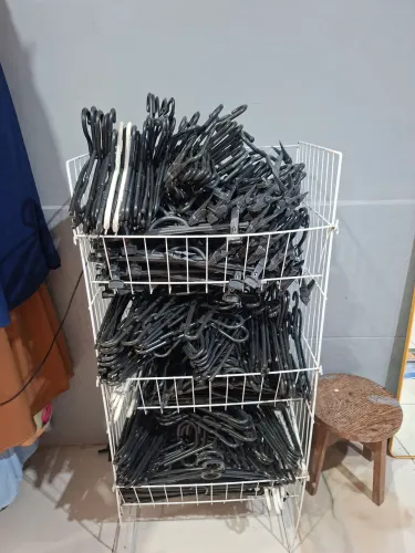 Vendo cabides de plástico preto no precinho