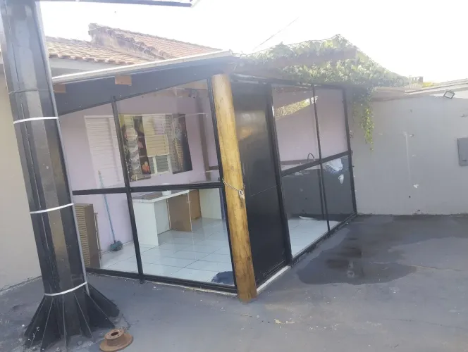 Estrutura pronta pra kiosk ou área de lazer. Vidro semi blindado e telhado sanduíche