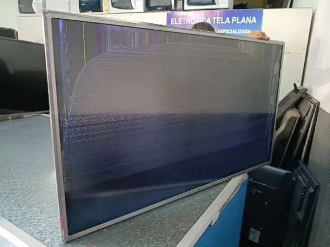 TV LG 43? 43UM7510PSB com display quebrado - para retirada de peças