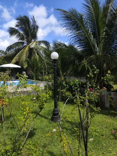 Poste de ferro antigo para jardim.