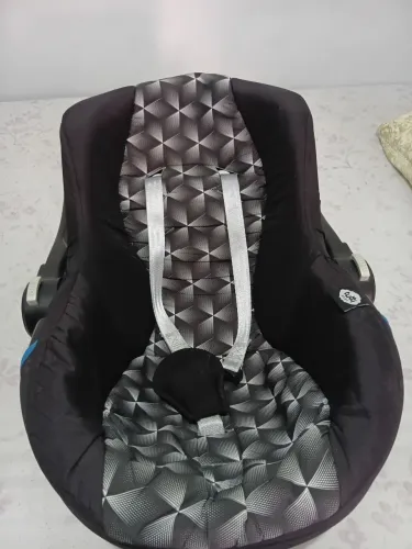 Bebê conforto e carinho.