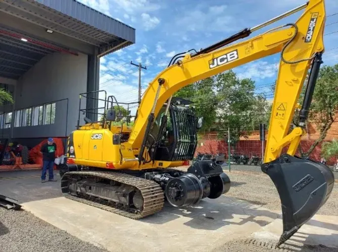 ESCAVADEIRA HIDRAÚLICA DE ESTEIRA JCB JS130LC 13T 24/24