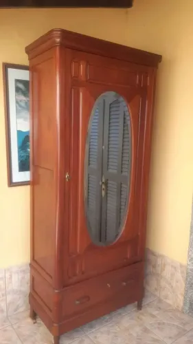 Armário relíquia década de 20.