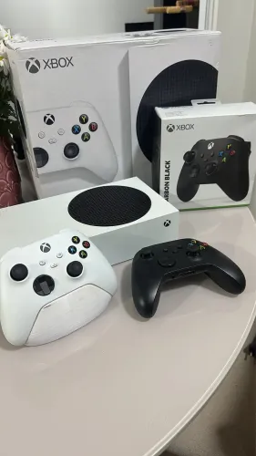 Xbox Series S com 2 controles