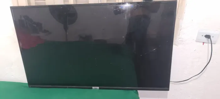 Vendo TV Smart TCL 43 Polegas com tela trincada