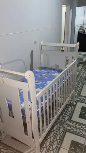 Berço de bebê de madeira