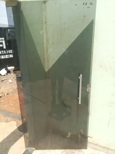 Vendo porta de vidro seminovoa em ótimo estado