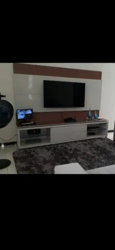 Painel com rack para TV, medindo 2,40 de largura