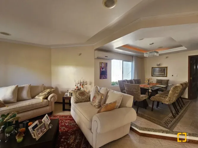 Casa para venda com 4 suítes no bairro Canto em Florianópolis/SC