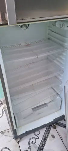 Vendo uma geladeira com avarias esta funcionando, interessados tem conversa.