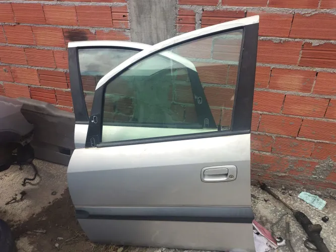 Portas dianteiras da Zafira leia a descrição